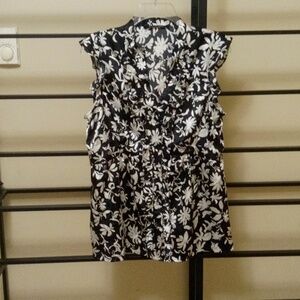 Violet and Claire large button up black and white floral blouse